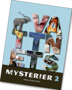 Omslaget till boken Vattnets Mysterier där bokstäverna är ifyllda med bilder, bland annat en bebis, en fisk och en eldslukare.